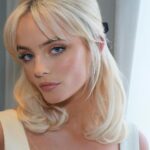 Millie Gibson Instagram – 60s chic…👸🏼

Styling: @jennedykennedy
Hair: @davidebarbieri_
Makeup: @sarahillmakeup
Hair colour & cut: @remmstagram 
@publiceyecomms
@bbcdoctorwho
@bbctheoneshow