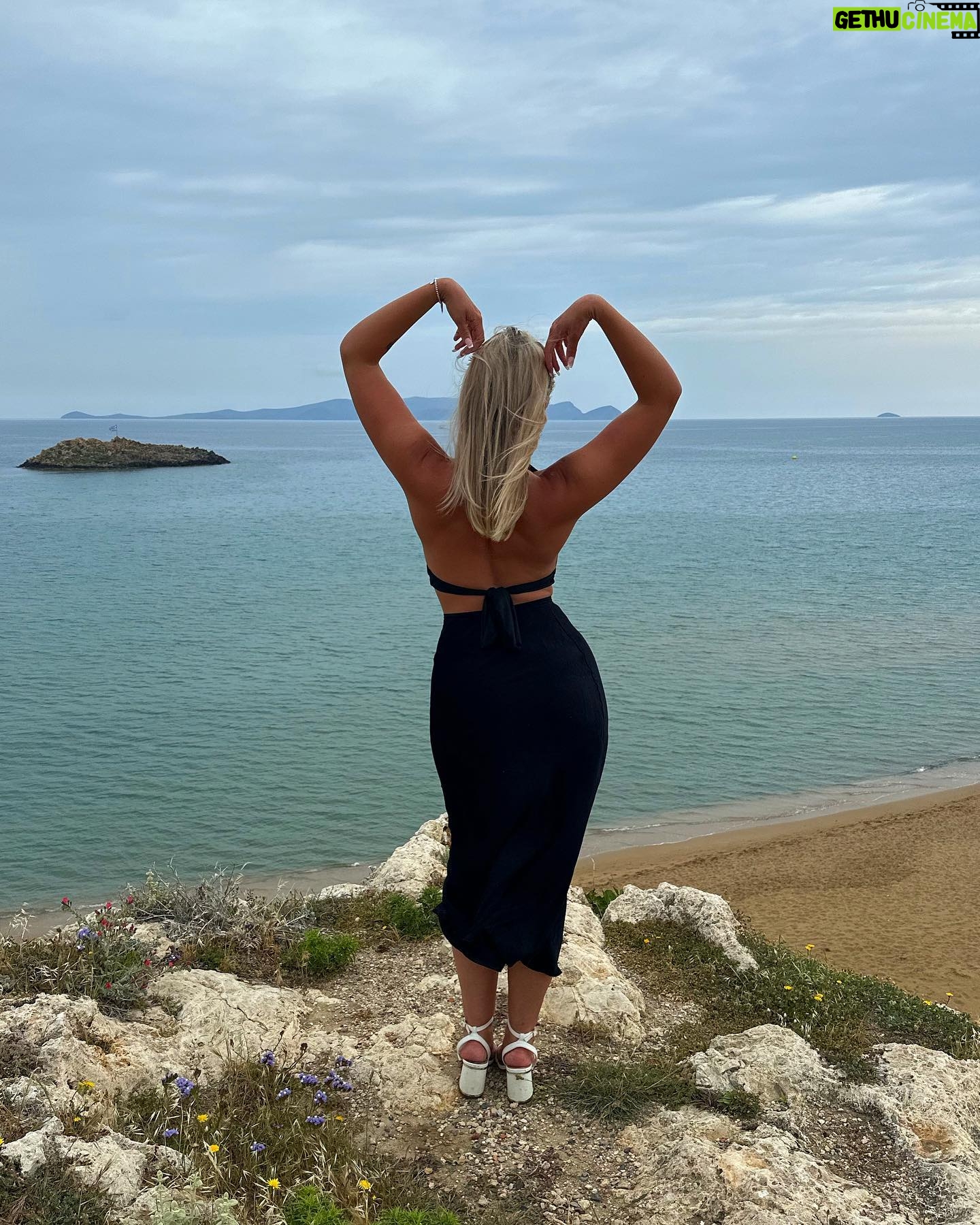 Millie Taylforth Instagram - swipe to see the lucky orphan that flew out to meet me 🥺