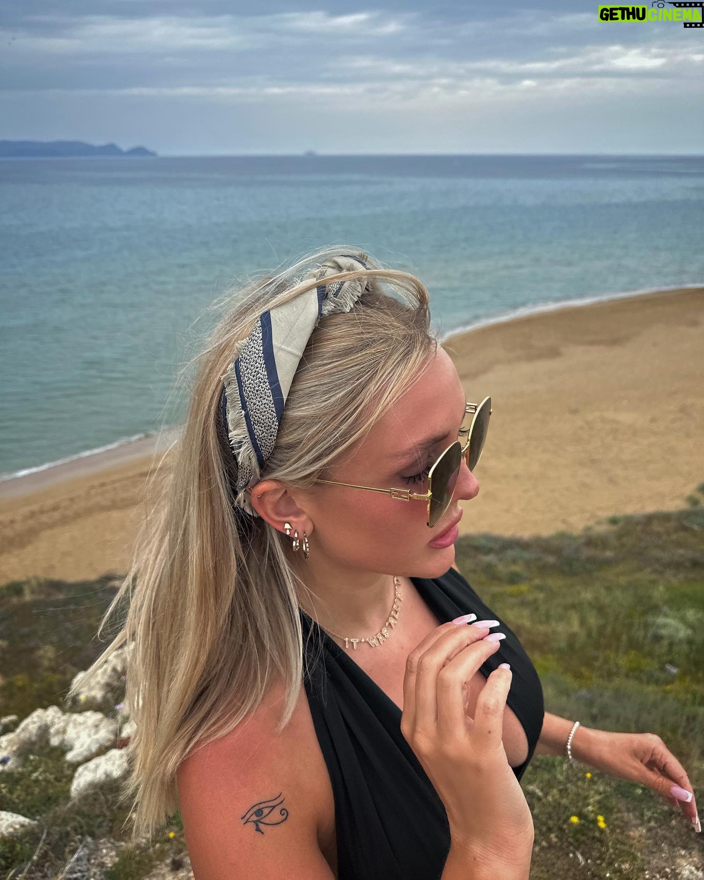 Millie Taylforth Instagram - swipe to see the lucky orphan that flew out to meet me 🥺