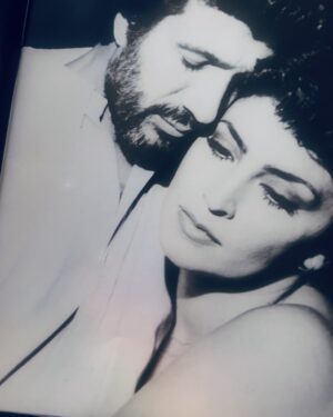 Mimi Denissi Instagram - Ήταν αυτός που μ έκανε να αγαπήσω το θέατρο.. Να πιστέψω στον εαυτό μου …αυτός που του ανήκει ένα μέρος από ότι εγινα. !! Που ζήσαμε μαζί δέκα χρόνια γεμάτα αγάπη έρωτα κ δημιουργία.  Σήμερα έφυγες… αλλά δεν Σ αποχαιρετώ.Θα σε έχω πάντα στην καρδιά μου !! Όπως κ όλοι όσοι σε αγάπησαν. Κ είναι πολλοί!!! Όλο το θέατρο πενθεί για εσενα. Αγαπημένε μου. #yannisfertis #oneofakind
