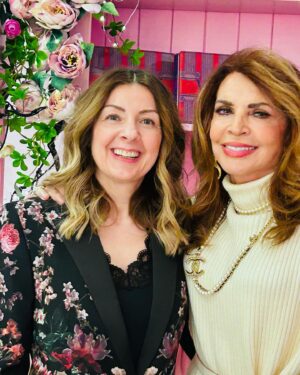 Mimi Denissi Instagram - Εμείς γιορτάσαμε  κιόλας τον Άγιο Βαλεντίν ο στο ατμοσφαιρικό @apollonia_politia  @pinkdot.gr !!! Όλος ο αγαπημένος μου θίασος κ πολλοί φίλοι που μας περιβάλλουν με αφάνταστη αγάπη. Σήμερα όμως θα γιορτασουμε στο θέατρο δίνοντας κ παίρνοντας αγάπη.  Γιατί η αγάπη είναι κάθε μέρα δεν έχει όρια κ δεν ορίζεται από ημερομηνίες. Η αγάπη κάθε είδους ορίζει τη ζωη μας προς τα παιδια τους γονείς τους αγαπημένους μας τα ζωάκια μας κ όσους έχουν ανάγκη. #kiaposmirnisaloniki #love @angelikihondou @rita_katsaouni