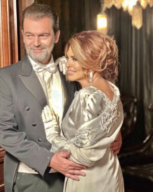Mimi Denissi Instagram - Είναι τέτοια η επιτυχία της παράστασης στο Μέγαρο Θεσσαλονίκης που πήραμε παράταση μέχρι τις 2 Μαρτίου!!! Σημειώνω πως την τελευταία εβδομάδα δ ε ν παίζουμε Κυριακή  Όμως συμπληρώσαμε με παράσταση την τριτη. Ευχαριστω για την αγάπη την συγκινηση το τεράστιο κ γενναιόδωρο κοινό που γεμίζει ασφυκτικά το Μέγαρο κάθε μέρα #kiaposmirnisaloniki #megaronthessaloniki #newdates