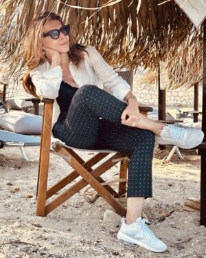 Mimi Denissi Instagram - Γύρισε ξανά το καλοκαίρι. Κ είπα να το χαρώ λίγο ακόμα. Μα ποιος μπορεί να χαρεί:η θάλασσα του θεολόγου είναι γεμάτη ξύλα κ αλλά υλικά που ήρθαν από την κατακαημένη Εύβοια. Ο θεσσαλικος κάμπος η πιο εύφορη περιοχή μας κατεστραμμένη. Τόσος κόσμος κοιτάει με απελπισία τα χαμένα σπίτια κ χωράφια του. Πως θα ζήσουν, Άσε τους αδικοχαμένους νεκρούς κ αγνοούμενους Η ίδια κακοκαιρία έφτασε στην Λιβυη με 10000 αγνοούμενους. Η φύση δείχνει καθαρά τι πρέπει να κάνουμε. Προληπτικά μέτρα για όλα όχι διορθωτικά μετά τις καταστροφές. Εδώ πρώτα έχουμε φωτιές πλημμύρες ατυχήματα κ μετά τρέχουμε να τα διορθώσουμε. Πέρασαν αυτες οι εποχές. Χρειάζεται νέος σχεδιασμός κράτους νέες συμπεριφορές πολιτών #nature #naturesrevenge #catasrophes #sadformycountry #thessalia #help