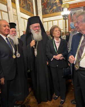 Mimi Denissi Instagram - Εχτές είχα την χαρα να παρευρεθώ στην επίσημη  υποδοχή του σπουδαίου διεθνούς μας καθηγητή Πασχαλη Κιτρομιλιδη ως τακτικού μέλους της Ακαδημίας.  Η ομιλία του ήταν καθηλωτική καθως μίλησε  για την Ελευθερια στην Ευρωπαϊκή παράδοση . Θέμα καυτό ακόμα κ τώρα.  Κάθε φορά που βρίσκομαι στην Ακαδημία Αθηνών σκέφτομαι πως θα μπορούσε να είναι η Ελλάδα. Όταν βρίσκεσαι μέσα σε αυτό το μαγικό κτήριο ακούς πνευματικούς ανθρώπους αληθινά υψηλού επιπέδου.. βλέπεις την αισθητική που προσπάθησαν να δώσουν οι Ευεργέτες στην πόλη … αισθάνεσαι περήφανος. Μόλις βγεις από την πόρτα αρχίζουν τα γκράφιτι οι μουντζούρες …. Κ αυτά δεν είναι θέμα της πολιτείας. Είναι δικά μας. Θεωρείτε πως είμαστε καλοί πολίτες;  Πως αγαπάμε την Ελλάδα κ την σεβόμαστε;;; #greece #academyofathens @paschaliskitromilidis