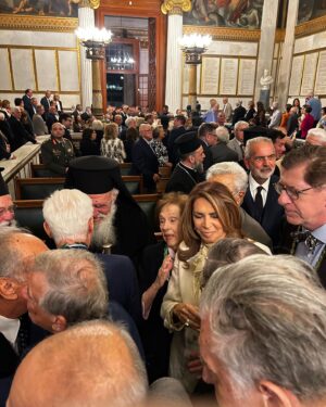 Mimi Denissi Instagram - Εχτές είχα την χαρα να παρευρεθώ στην επίσημη  υποδοχή του σπουδαίου διεθνούς μας καθηγητή Πασχαλη Κιτρομιλιδη ως τακτικού μέλους της Ακαδημίας.  Η ομιλία του ήταν καθηλωτική καθως μίλησε  για την Ελευθερια στην Ευρωπαϊκή παράδοση . Θέμα καυτό ακόμα κ τώρα.  Κάθε φορά που βρίσκομαι στην Ακαδημία Αθηνών σκέφτομαι πως θα μπορούσε να είναι η Ελλάδα. Όταν βρίσκεσαι μέσα σε αυτό το μαγικό κτήριο ακούς πνευματικούς ανθρώπους αληθινά υψηλού επιπέδου.. βλέπεις την αισθητική που προσπάθησαν να δώσουν οι Ευεργέτες στην πόλη … αισθάνεσαι περήφανος. Μόλις βγεις από την πόρτα αρχίζουν τα γκράφιτι οι μουντζούρες …. Κ αυτά δεν είναι θέμα της πολιτείας. Είναι δικά μας. Θεωρείτε πως είμαστε καλοί πολίτες;  Πως αγαπάμε την Ελλάδα κ την σεβόμαστε;;; #greece #academyofathens @paschaliskitromilidis