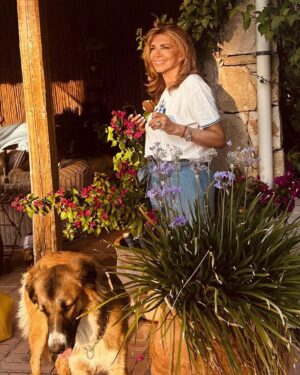 Mimi Denissi Instagram - Ηλιοβασίλεμα στον Θεολόγο!! Σπιτι με τον Ορφέα!! Η χαρα των σκύλων που περιφέρονται στον κήπο μας. Δικά μας κ φίλων μας #nature #theologos #sunset @orfeas