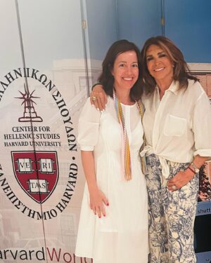 Mimi Denissi Instagram - Harvard university summer course. Τα καλοκαιρινά μαθήματα του σπουδαίου πανεπιστημίου γίνονται στο πανέμορφο Ναύπλιο. Σπουδαστές από όλο τον κόσμο εξαιρετικοί καθηγητές κ θέματα. Φέτος στο επίκεντρο το προσφυγικό. Κ βέβαια προβολή της Σμυρνης μας κ σεμινάριο πάνω στο θέμα της.Με βάση τα humanities συζητήσαμε πως μετατρέπεις την ιστορία σε θεατρικό κ έπειτα σε σενάριο. Υπεροχη εμπειρία με πανέξυπνα διαβασμένα παιδια από όλες τις φυλές του κόσμου. Υπεροχη εμπειρία. Ευχαριστω @harvard_summer #nafplion #humanities #students #international #gratefull #smyrnathemovie