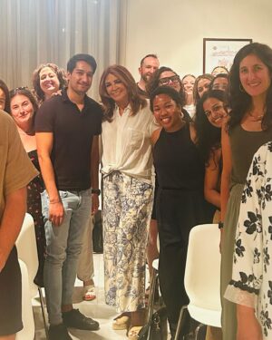 Mimi Denissi Instagram - Harvard university summer course. Τα καλοκαιρινά μαθήματα του σπουδαίου πανεπιστημίου γίνονται στο πανέμορφο Ναύπλιο. Σπουδαστές από όλο τον κόσμο εξαιρετικοί καθηγητές κ θέματα. Φέτος στο επίκεντρο το προσφυγικό. Κ βέβαια προβολή της Σμυρνης μας κ σεμινάριο πάνω στο θέμα της.Με βάση τα humanities συζητήσαμε πως μετατρέπεις την ιστορία σε θεατρικό κ έπειτα σε σενάριο. Υπεροχη εμπειρία με πανέξυπνα διαβασμένα παιδια από όλες τις φυλές του κόσμου. Υπεροχη εμπειρία. Ευχαριστω @harvard_summer #nafplion #humanities #students #international #gratefull #smyrnathemovie