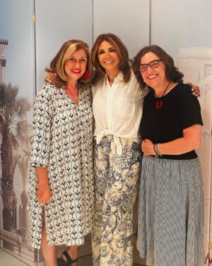 Mimi Denissi Instagram - Harvard university summer course. Τα καλοκαιρινά μαθήματα του σπουδαίου πανεπιστημίου γίνονται στο πανέμορφο Ναύπλιο. Σπουδαστές από όλο τον κόσμο εξαιρετικοί καθηγητές κ θέματα. Φέτος στο επίκεντρο το προσφυγικό. Κ βέβαια προβολή της Σμυρνης μας κ σεμινάριο πάνω στο θέμα της.Με βάση τα humanities συζητήσαμε πως μετατρέπεις την ιστορία σε θεατρικό κ έπειτα σε σενάριο. Υπεροχη εμπειρία με πανέξυπνα διαβασμένα παιδια από όλες τις φυλές του κόσμου. Υπεροχη εμπειρία. Ευχαριστω @harvard_summer #nafplion #humanities #students #international #gratefull #smyrnathemovie