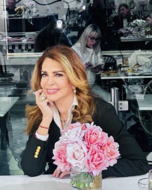 Mimi Denissi Instagram - Ένα υπεροχο απόγευμα μοναδικής φιλοξενίας αισθητικής ποιότητας οργανωμένο στην @apollonia_politia _ Politia από την Αγγελική Χοντου  Σπουδαίες κύριες της πόλης μαζί με τα γυναικεία μέλη του θιάσου. Μιλήσαμε για την παράσταση για την Θεσσαλονίκη για τα γυναικεία μας. Σπουδαία επιχειρηματίας σπουδαία κυρία κ φιλη η Αγγελική.  Ευχαριστούμε @ apollonia _politia