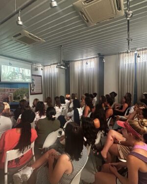 Mimi Denissi Instagram - Harvard university summer course. Τα καλοκαιρινά μαθήματα του σπουδαίου πανεπιστημίου γίνονται στο πανέμορφο Ναύπλιο. Σπουδαστές από όλο τον κόσμο εξαιρετικοί καθηγητές κ θέματα. Φέτος στο επίκεντρο το προσφυγικό. Κ βέβαια προβολή της Σμυρνης μας κ σεμινάριο πάνω στο θέμα της.Με βάση τα humanities συζητήσαμε πως μετατρέπεις την ιστορία σε θεατρικό κ έπειτα σε σενάριο. Υπεροχη εμπειρία με πανέξυπνα διαβασμένα παιδια από όλες τις φυλές του κόσμου. Υπεροχη εμπειρία. Ευχαριστω @harvard_summer #nafplion #humanities #students #international #gratefull #smyrnathemovie
