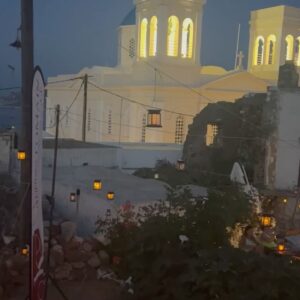 Mimi Denissi Instagram - Μια μαγική βραδιά μια εμπνευσμένη παρουσίαση!! Από τις ωραιότερες που έχω ζήσει!! Τι όμορφος ζεστός κόσμος. Στο κάστρο το φωτισμένο μόνο από δεκάδες φαναράκια  με την καμπάνα της εκκλησίας να σημαίνει τις ώρες., παρελθόν στην οθόνη κ παρόν έγιναν ένα!! Ευχαριστω μέσα από την ψυχή μου τους @kimolistes κ ιδιαίτερα τον Φώτη με το απίστευτο μεράκι του!! Λατρεμένο νησί η Κίμωλος με ανθρώπους υψηλού επιπέδου. Θα έρχομαι συχνά!! #kimolos #magic #grateful @kimolistes
