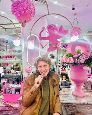 Mimi Denissi Instagram - Εμείς γιορτάσαμε  κιόλας τον Άγιο Βαλεντίν ο στο ατμοσφαιρικό @apollonia_politia  @pinkdot.gr !!! Όλος ο αγαπημένος μου θίασος κ πολλοί φίλοι που μας περιβάλλουν με αφάνταστη αγάπη. Σήμερα όμως θα γιορτασουμε στο θέατρο δίνοντας κ παίρνοντας αγάπη.  Γιατί η αγάπη είναι κάθε μέρα δεν έχει όρια κ δεν ορίζεται από ημερομηνίες. Η αγάπη κάθε είδους ορίζει τη ζωη μας προς τα παιδια τους γονείς τους αγαπημένους μας τα ζωάκια μας κ όσους έχουν ανάγκη. #kiaposmirnisaloniki #love @angelikihondou @rita_katsaouni