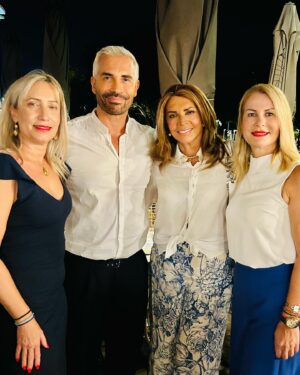Mimi Denissi Instagram - Θεσαλονικη μου!’λιγες μέρες πολλοί αγαπημένοι φίλοι. Πολλές ετοιμασίες για την παράσταση αλλά κ για αλλά πολλά που θα τα πούμε σύντομα!’ Ευχαριστω για όλα #thessaloniki #friends #diopas_sa #dismantidisfamilly @ritakatsaouni @apollonia_politia