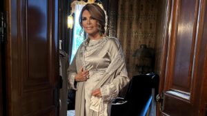 Mimi Denissi Instagram - Έρχεται!!! Από Γενάρη Θεσσαλονίκη. Από Σμύρνη … Σαλονικη.Η προπώληση άρχισε. #aposmirnisaloniki #megaron #greatcompany #vivatickets