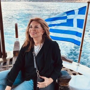 Mimi Denissi Instagram - Μεγάλωσα Σ ένα σπιτι που αυτή την μέρα κάθε χρόνο ξυπνούσαμε από την φωνή της μαμας μου Ξυπνήστε!! Γιορτάζει η Πατρίδα μας. Η πατρίδα ήταν κάτι πολύ οικείο για μένα Μια λέξη που άκουγα συχνά από τον παππού μου που είχε πολεμήσει στους Βαλκανικούς κ ήταν εκει όταν μπήκαν στην Θεσσαλονίκη. Που ήταν με τον Πλαστηρα όταν έφυγε άδοξα ο στρατός από την Μικρασια. Έπειτα ήταν ο πατέρας μου. Ήρωας του Πολέμου του 40 έγινε γι αυτό στρατηγός πολύ νέος. Τότε ξύπναγα για να τον δω με την μεγαλη στολή. Κι ο αδερφός του Στρατηγός κι από την πλευρά της μαμας μου ο θείος μου ναύαρχος. Πως να ξεφύγω από την Ιστορία μας;; Η πατρίδα είναι έννοια σπουδαία. Ενωτική. Περιλαμβάνει όλα τα κόμματα όλες τις κατηγορίες ανθρώπων. Κι έχουμε μια πατρίδα ιδιαίτερη. Που δίδαξε στον κόσμο όλες τις σημαντικές έννοιες μα πάνω από όλα την Ελευθερία κ την Δημοκρατία  Γι αυτό η Εθνική μας γιορτή ταυτίζεται νε το Όχι  το όχι στην βία στον πόλεμο στην υποτέλεια. Κι όχι στις νίκες μας. Κι είμαστε τόσο δυνατοί οι Έλληνες μπροστά στα σπουδαία. Ας γιορτάζουμε την Ελλάδα κάθε μέρα ας είμαστε περήφανοι για την πατρίδα μας κι ας μην χαρίζουνε αυτή την λέξη σε ακραίες ομάδες που θέλουν να την οικειοποιούνται Χρόνια πολλά Ελλάδα. Χρόνια πολλά  Θεσσαλονίκη.