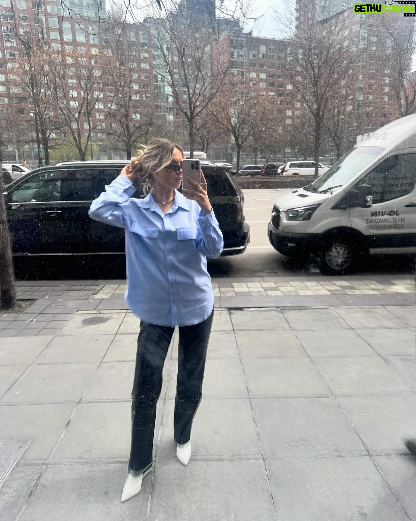 Mimi Webb Instagram - tiny tour dump so far ⚡️the love on ‘mistake’ so far has been incredible thank you so much I love you guys sooooo much❤️ little surprise coming for you this week !!