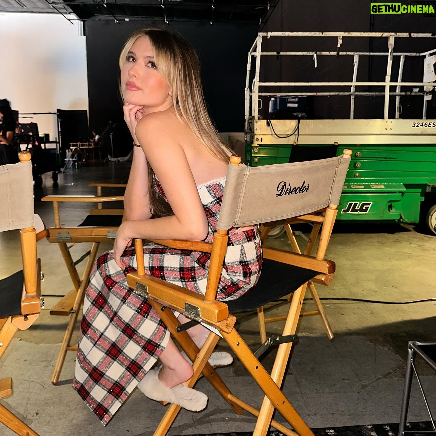 Mimi Webb - 7.6K Likes - miss santa ๐make my Christmas & go stream my xmasss song NOW!! In bio <3
