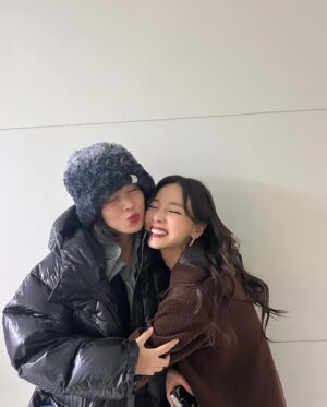 Min Sun-ye Instagram - 못하는거 없는 커리어워믄 유비뇽🤎 
격하게 고맙구 응원해 언니, 알랍🪽 

#썬제니랑윱