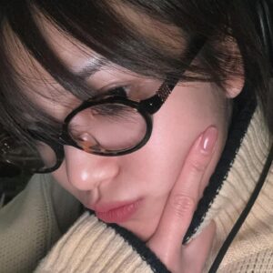 Min-seo Instagram - 인생 두번째 명품이라고?!!! 
그거슨 바로 미우미우 짱귀안경ㅋ🧡🤿
(자랑하규싶었음)