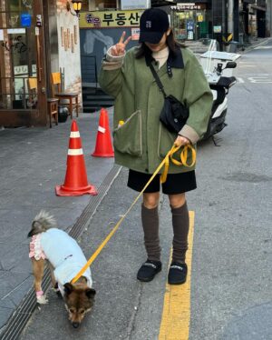 Min-seo Instagram - 열어분. 그거아세요? 
전 사실 요 아이를 임시보호중입니다. 
이름은 쿠마🐻🤎
단순하게 처음 봤을때 곰 같아서 쿠마라구 지어줬어요…껄껄
얼마나 순하구 착하구… 또 소심하구… 기여워주금ㅋ
간식은 엄청나게 좋아하는 편… 

좋은 집에 입양 가기 전에 이래저래 치료할 곳이 많아 쿠마가 고생이지만, 잘 이겨내고 꼭 좋은 집으로 입양 보내겠습니ㄷr. 

그때까지 쿠마를 지키는 수호천사 민서. 화이팅! 

쿠마공주 계정🤍: @kuma_230930 

입양문의: 카카오톡 ID qeen620 / 01082484767