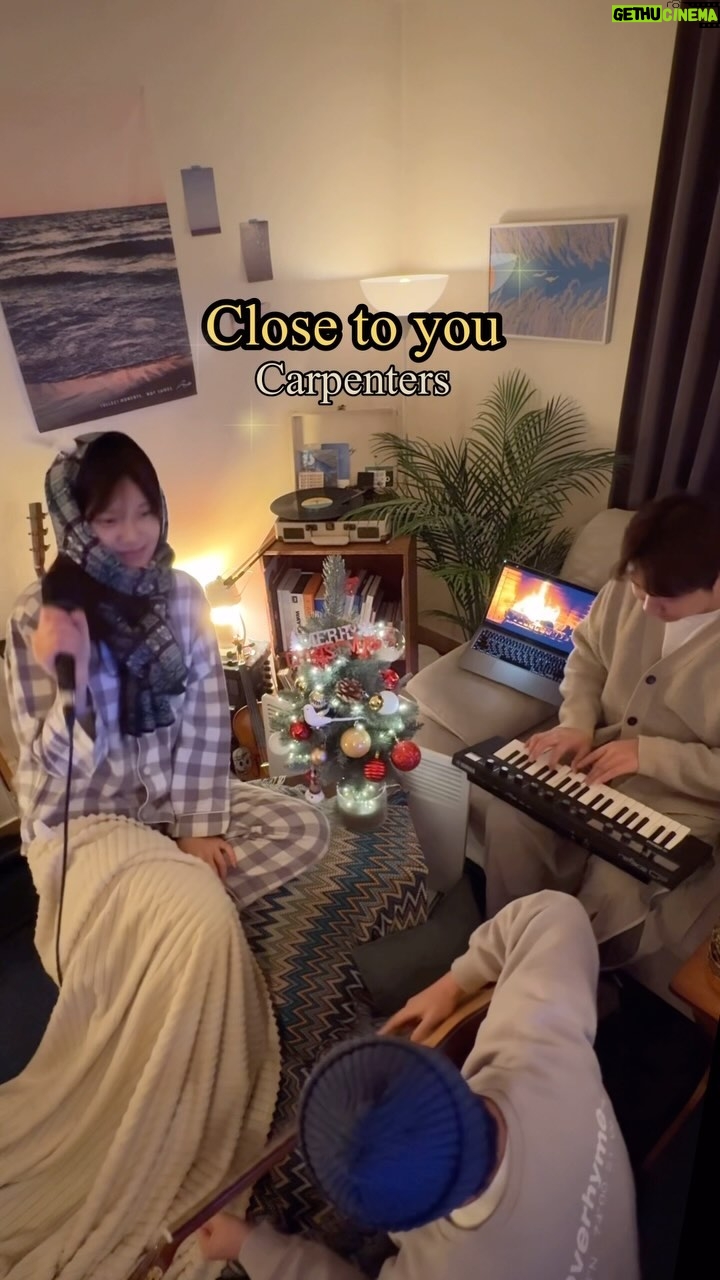 Min-seo Instagram - Close to you - Carpenters 크리스마스 기념으로 뚱땅뚱땅 커버곡을 준비해봤어요. 따듯한 느낌 낭낭한 Close to you✨ 예뿌게 편곡해준 예쭈니 @0209_yejun 💓 따닷하게 기타쳐주신 영훈오빠 @czerohun 는 영상엔 안나오고 @now_jun_ 재준이가 영상에서 기타를 쳤습니다 후훗. 😎🎶 야무진 트리 협찬은 로시가! @rothy_ming 🎄 추우니까 이불속에서 연말 느낌 낭낭한 노래 듣기~ 어떤데~~✨🤍