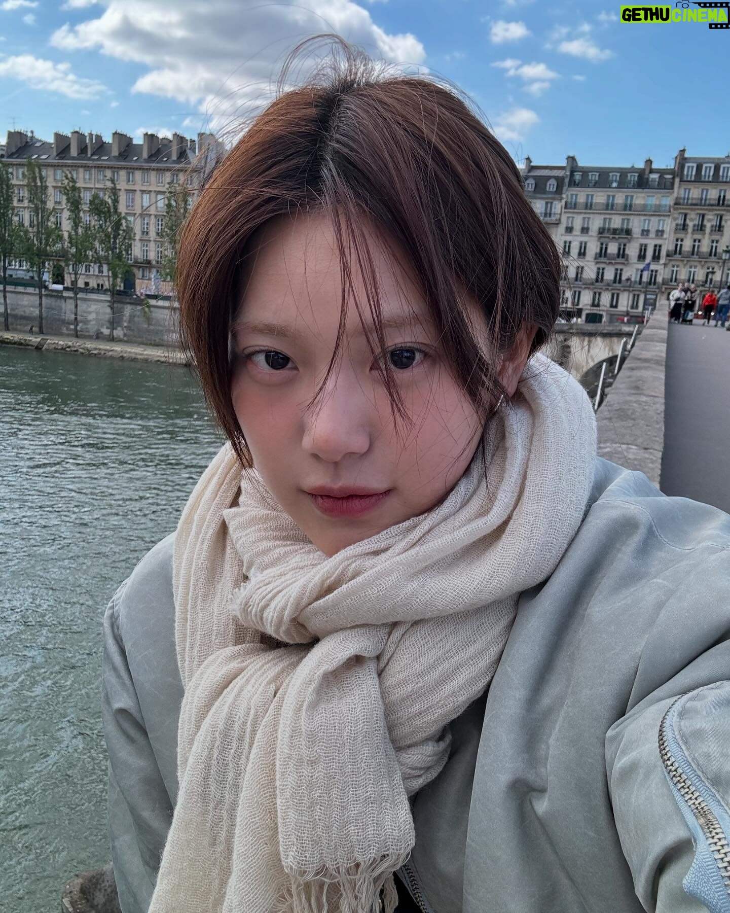 Min-seo Instagram - 나 분명히.. 센강을 걷고 있었는데.. 왜 한국이지..?🥺