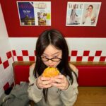 Min-seo Instagram - 지금 몇시야? 햄버거 타임..🍔😏