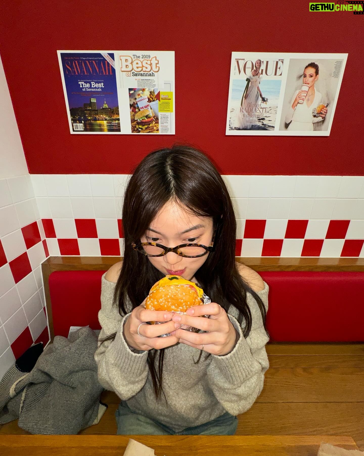 Min-seo - 9.7K Likes - 지금 몇시야? 햄버거 타임..🍔😏