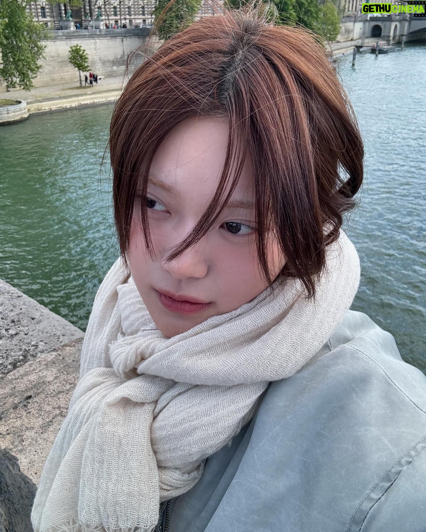 Min-seo Instagram - 나 분명히.. 센강을 걷고 있었는데.. 왜 한국이지..?🥺