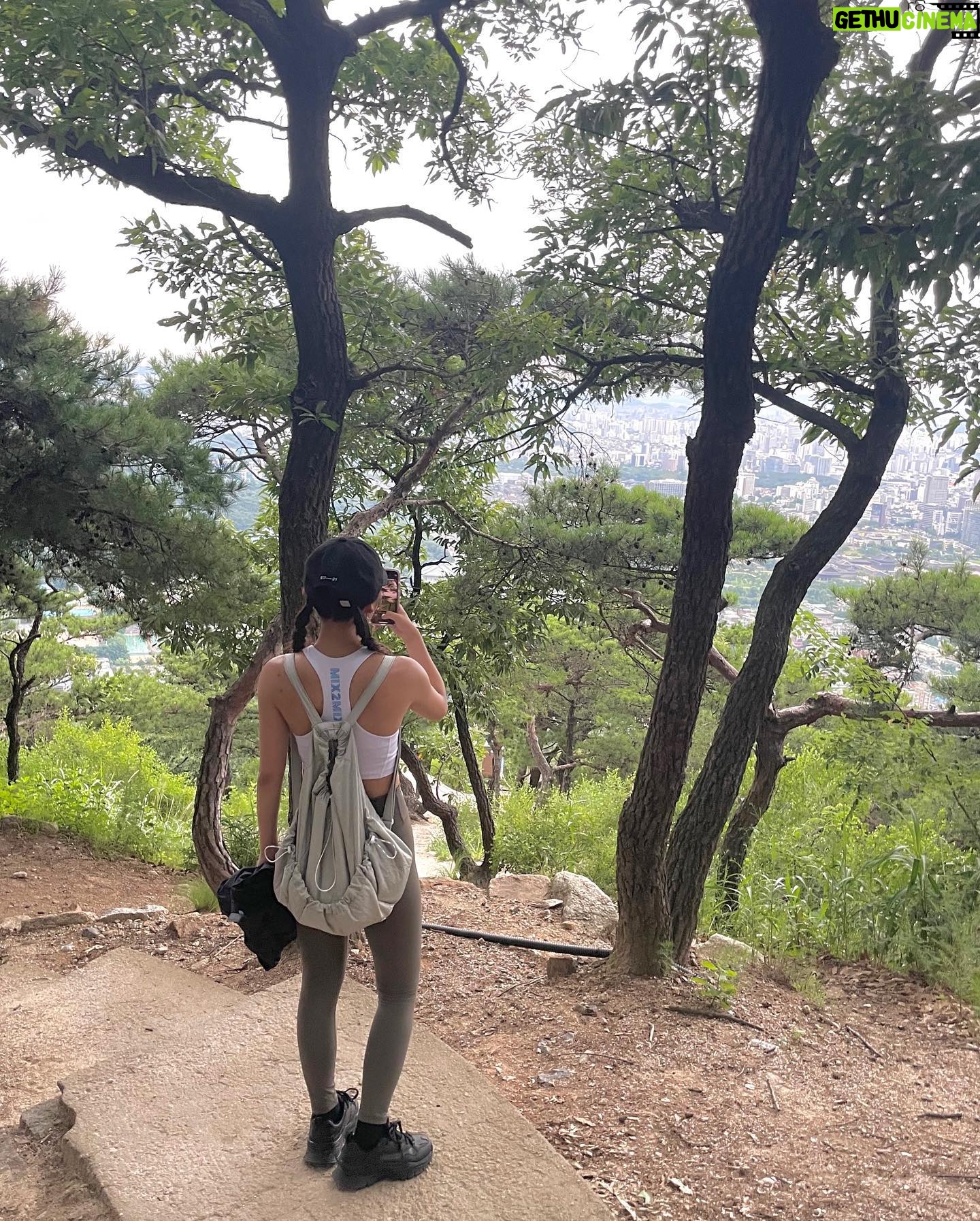 Min Do-hee Instagram - 조만간 야경보러 다녀와야지 #인왕산 ⛰️ 짧은코스였지만 확실히 여름 등산이라 땀이 제대로 터져서 오히려 좋ㅇㅏ따😊✨💦