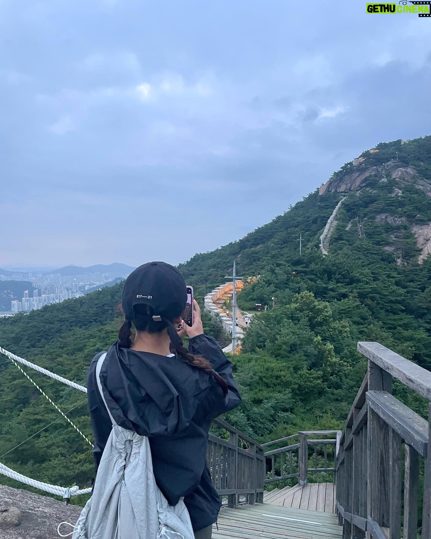 Min Do-hee Instagram - 조만간 야경보러 다녀와야지 #인왕산 ⛰️ 짧은코스였지만 확실히 여름 등산이라 땀이 제대로 터져서 오히려 좋ㅇㅏ따😊✨💦
