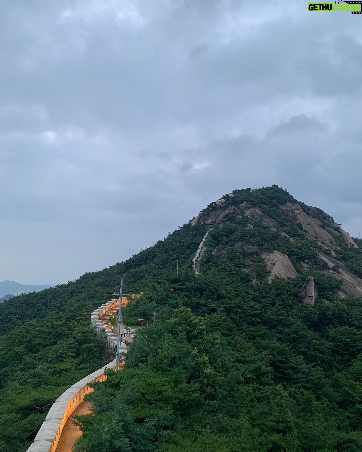 Min Do-hee Instagram - 조만간 야경보러 다녀와야지 #인왕산 ⛰️ 짧은코스였지만 확실히 여름 등산이라 땀이 제대로 터져서 오히려 좋ㅇㅏ따😊✨💦
