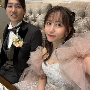 Mina Ōba Instagram - 🪡
　
お色直しのカラードレスは
デザインおまつ @matsu_is で
オサレカンパニーさんに作っていただきました🎀
　
着たいドレスが見つからなく
せっかくの結婚式に
大好きな人に大好きを詰め込んだドレスを
作ってもらいたいと思いお願いしました😌
　
憧れのくすみピンクに
チュールたくさん、キラキラたくさん！
そではリボンチュール！
　
おまつだからたくさんわがまま言えたし
私の気持ちも自然と汲み取ってくれた🤝🏻
さすが10年の仲！(…だよね？笑)
　
一生の宝物をありがとう~🪡
これからも仲良くしてねご飯いっぱい食べよ！
　
#wedding #ウエディング #カラードレス #プレ花嫁 #卒花嫁 #アニ花嫁 #アニヴェルセルみなとみらい