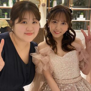 Mina Ōba Instagram - 🪡
　
お色直しのカラードレスは
デザインおまつ @matsu_is で
オサレカンパニーさんに作っていただきました🎀
　
着たいドレスが見つからなく
せっかくの結婚式に
大好きな人に大好きを詰め込んだドレスを
作ってもらいたいと思いお願いしました😌
　
憧れのくすみピンクに
チュールたくさん、キラキラたくさん！
そではリボンチュール！
　
おまつだからたくさんわがまま言えたし
私の気持ちも自然と汲み取ってくれた🤝🏻
さすが10年の仲！(…だよね？笑)
　
一生の宝物をありがとう~🪡
これからも仲良くしてねご飯いっぱい食べよ！
　
#wedding #ウエディング #カラードレス #プレ花嫁 #卒花嫁 #アニ花嫁 #アニヴェルセルみなとみらい