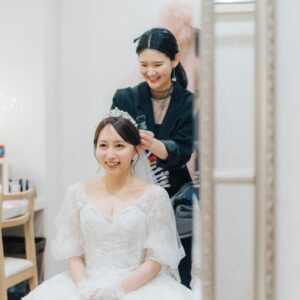 Mina Ōba Instagram - 結婚式のヘアメイクは
@aoyama_hanai のハナイさん🌷
　
SKE48時代に出会って
ハナイさんの人柄とセンスが大好きで
アイドル集大成の卒業期間
フルメイクを唯一お任せしていた
私にとってすごく大切な人😌🤍
　
1ヶ月も私の顔を研究し尽くしてくれて
私の好みと似合うメイクのバランスを
しっかり整えてくれる天才👏🏻
　
　
結婚式する時は絶対にハナイさんのヘアメイク！！って
自分の中での第一条件に入ってたから
式場決まって一番最初にスケジュール抑えさせてもらった🔑
　
ブライダル経験もあって
アイドルの戦場現場の経験もあるから
本当に最強の人だと思う！笑
　
　
たくさん打ち合わせしたり、
リハしたのも楽しい思い出☺️
　
ドレスの雰囲気、お色直しでの変化や
私のやりたいことと似合うことを合わせて
ヘアもメイクも考えてくれました🪡
　
旦那さんのヘアメイクもしてもらったのですが
前情報だけ伝えてイメージしてもらって
当日初対面で完璧に作れちゃうのさすがすぎて
本当にありがとうございました🤴🏻🤝🏻
　
　
私にとって一生に一度の大切な思い出を
ハナイさんにお願いできて幸せ☺️🤍
出会えてよかった~🤝🏻
　
#wedding #ウエディング #ウエディングヘアメイク #プレ花嫁 #卒花嫁 #アニ花嫁 #アニヴェルセルみなとみらい