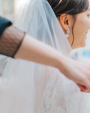 Mina Ōba Instagram - 結婚式のヘアメイクは
@aoyama_hanai のハナイさん🌷
　
SKE48時代に出会って
ハナイさんの人柄とセンスが大好きで
アイドル集大成の卒業期間
フルメイクを唯一お任せしていた
私にとってすごく大切な人😌🤍
　
1ヶ月も私の顔を研究し尽くしてくれて
私の好みと似合うメイクのバランスを
しっかり整えてくれる天才👏🏻
　
　
結婚式する時は絶対にハナイさんのヘアメイク！！って
自分の中での第一条件に入ってたから
式場決まって一番最初にスケジュール抑えさせてもらった🔑
　
ブライダル経験もあって
アイドルの戦場現場の経験もあるから
本当に最強の人だと思う！笑
　
　
たくさん打ち合わせしたり、
リハしたのも楽しい思い出☺️
　
ドレスの雰囲気、お色直しでの変化や
私のやりたいことと似合うことを合わせて
ヘアもメイクも考えてくれました🪡
　
旦那さんのヘアメイクもしてもらったのですが
前情報だけ伝えてイメージしてもらって
当日初対面で完璧に作れちゃうのさすがすぎて
本当にありがとうございました🤴🏻🤝🏻
　
　
私にとって一生に一度の大切な思い出を
ハナイさんにお願いできて幸せ☺️🤍
出会えてよかった~🤝🏻
　
#wedding #ウエディング #ウエディングヘアメイク #プレ花嫁 #卒花嫁 #アニ花嫁 #アニヴェルセルみなとみらい
