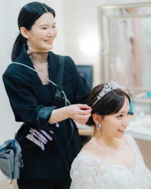 Mina Ōba Instagram - 結婚式のヘアメイクは
@aoyama_hanai のハナイさん🌷
　
SKE48時代に出会って
ハナイさんの人柄とセンスが大好きで
アイドル集大成の卒業期間
フルメイクを唯一お任せしていた
私にとってすごく大切な人😌🤍
　
1ヶ月も私の顔を研究し尽くしてくれて
私の好みと似合うメイクのバランスを
しっかり整えてくれる天才👏🏻
　
　
結婚式する時は絶対にハナイさんのヘアメイク！！って
自分の中での第一条件に入ってたから
式場決まって一番最初にスケジュール抑えさせてもらった🔑
　
ブライダル経験もあって
アイドルの戦場現場の経験もあるから
本当に最強の人だと思う！笑
　
　
たくさん打ち合わせしたり、
リハしたのも楽しい思い出☺️
　
ドレスの雰囲気、お色直しでの変化や
私のやりたいことと似合うことを合わせて
ヘアもメイクも考えてくれました🪡
　
旦那さんのヘアメイクもしてもらったのですが
前情報だけ伝えてイメージしてもらって
当日初対面で完璧に作れちゃうのさすがすぎて
本当にありがとうございました🤴🏻🤝🏻
　
　
私にとって一生に一度の大切な思い出を
ハナイさんにお願いできて幸せ☺️🤍
出会えてよかった~🤝🏻
　
#wedding #ウエディング #ウエディングヘアメイク #プレ花嫁 #卒花嫁 #アニ花嫁 #アニヴェルセルみなとみらい
