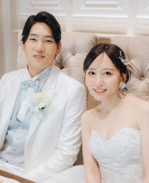 Mina Ōba Instagram - 結婚式のヘアメイクは
@aoyama_hanai のハナイさん🌷
　
SKE48時代に出会って
ハナイさんの人柄とセンスが大好きで
アイドル集大成の卒業期間
フルメイクを唯一お任せしていた
私にとってすごく大切な人😌🤍
　
1ヶ月も私の顔を研究し尽くしてくれて
私の好みと似合うメイクのバランスを
しっかり整えてくれる天才👏🏻
　
　
結婚式する時は絶対にハナイさんのヘアメイク！！って
自分の中での第一条件に入ってたから
式場決まって一番最初にスケジュール抑えさせてもらった🔑
　
ブライダル経験もあって
アイドルの戦場現場の経験もあるから
本当に最強の人だと思う！笑
　
　
たくさん打ち合わせしたり、
リハしたのも楽しい思い出☺️
　
ドレスの雰囲気、お色直しでの変化や
私のやりたいことと似合うことを合わせて
ヘアもメイクも考えてくれました🪡
　
旦那さんのヘアメイクもしてもらったのですが
前情報だけ伝えてイメージしてもらって
当日初対面で完璧に作れちゃうのさすがすぎて
本当にありがとうございました🤴🏻🤝🏻
　
　
私にとって一生に一度の大切な思い出を
ハナイさんにお願いできて幸せ☺️🤍
出会えてよかった~🤝🏻
　
#wedding #ウエディング #ウエディングヘアメイク #プレ花嫁 #卒花嫁 #アニ花嫁 #アニヴェルセルみなとみらい