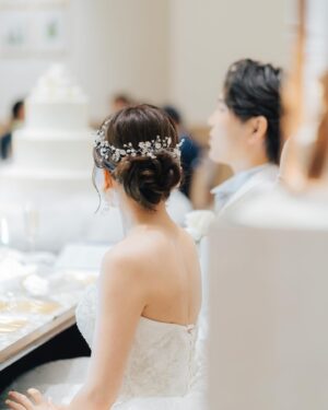 Mina Ōba Instagram - 結婚式のヘアメイクは
@aoyama_hanai のハナイさん🌷
　
SKE48時代に出会って
ハナイさんの人柄とセンスが大好きで
アイドル集大成の卒業期間
フルメイクを唯一お任せしていた
私にとってすごく大切な人😌🤍
　
1ヶ月も私の顔を研究し尽くしてくれて
私の好みと似合うメイクのバランスを
しっかり整えてくれる天才👏🏻
　
　
結婚式する時は絶対にハナイさんのヘアメイク！！って
自分の中での第一条件に入ってたから
式場決まって一番最初にスケジュール抑えさせてもらった🔑
　
ブライダル経験もあって
アイドルの戦場現場の経験もあるから
本当に最強の人だと思う！笑
　
　
たくさん打ち合わせしたり、
リハしたのも楽しい思い出☺️
　
ドレスの雰囲気、お色直しでの変化や
私のやりたいことと似合うことを合わせて
ヘアもメイクも考えてくれました🪡
　
旦那さんのヘアメイクもしてもらったのですが
前情報だけ伝えてイメージしてもらって
当日初対面で完璧に作れちゃうのさすがすぎて
本当にありがとうございました🤴🏻🤝🏻
　
　
私にとって一生に一度の大切な思い出を
ハナイさんにお願いできて幸せ☺️🤍
出会えてよかった~🤝🏻
　
#wedding #ウエディング #ウエディングヘアメイク #プレ花嫁 #卒花嫁 #アニ花嫁 #アニヴェルセルみなとみらい
