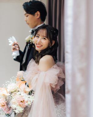Mina Ōba Instagram - 結婚式のヘアメイクは
@aoyama_hanai のハナイさん🌷
　
SKE48時代に出会って
ハナイさんの人柄とセンスが大好きで
アイドル集大成の卒業期間
フルメイクを唯一お任せしていた
私にとってすごく大切な人😌🤍
　
1ヶ月も私の顔を研究し尽くしてくれて
私の好みと似合うメイクのバランスを
しっかり整えてくれる天才👏🏻
　
　
結婚式する時は絶対にハナイさんのヘアメイク！！って
自分の中での第一条件に入ってたから
式場決まって一番最初にスケジュール抑えさせてもらった🔑
　
ブライダル経験もあって
アイドルの戦場現場の経験もあるから
本当に最強の人だと思う！笑
　
　
たくさん打ち合わせしたり、
リハしたのも楽しい思い出☺️
　
ドレスの雰囲気、お色直しでの変化や
私のやりたいことと似合うことを合わせて
ヘアもメイクも考えてくれました🪡
　
旦那さんのヘアメイクもしてもらったのですが
前情報だけ伝えてイメージしてもらって
当日初対面で完璧に作れちゃうのさすがすぎて
本当にありがとうございました🤴🏻🤝🏻
　
　
私にとって一生に一度の大切な思い出を
ハナイさんにお願いできて幸せ☺️🤍
出会えてよかった~🤝🏻
　
#wedding #ウエディング #ウエディングヘアメイク #プレ花嫁 #卒花嫁 #アニ花嫁 #アニヴェルセルみなとみらい