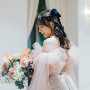 Mina Ōba Instagram - 結婚式のヘアメイクは
@aoyama_hanai のハナイさん🌷
　
SKE48時代に出会って
ハナイさんの人柄とセンスが大好きで
アイドル集大成の卒業期間
フルメイクを唯一お任せしていた
私にとってすごく大切な人😌🤍
　
1ヶ月も私の顔を研究し尽くしてくれて
私の好みと似合うメイクのバランスを
しっかり整えてくれる天才👏🏻
　
　
結婚式する時は絶対にハナイさんのヘアメイク！！って
自分の中での第一条件に入ってたから
式場決まって一番最初にスケジュール抑えさせてもらった🔑
　
ブライダル経験もあって
アイドルの戦場現場の経験もあるから
本当に最強の人だと思う！笑
　
　
たくさん打ち合わせしたり、
リハしたのも楽しい思い出☺️
　
ドレスの雰囲気、お色直しでの変化や
私のやりたいことと似合うことを合わせて
ヘアもメイクも考えてくれました🪡
　
旦那さんのヘアメイクもしてもらったのですが
前情報だけ伝えてイメージしてもらって
当日初対面で完璧に作れちゃうのさすがすぎて
本当にありがとうございました🤴🏻🤝🏻
　
　
私にとって一生に一度の大切な思い出を
ハナイさんにお願いできて幸せ☺️🤍
出会えてよかった~🤝🏻
　
#wedding #ウエディング #ウエディングヘアメイク #プレ花嫁 #卒花嫁 #アニ花嫁 #アニヴェルセルみなとみらい