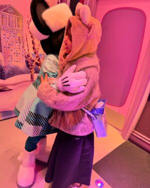 Mina Ōba Instagram - ディズニーランドとシーの思い出🐭
　
生ミニーちゃん激かわ。緊張した。
待機列も👶🏻ばっかで激かわ。
寒くてシェリーメイマフラーに助けられた。
レストランでフレンチに遭遇。(フレンチ苦手)
初めて美女と野獣乗れた🌛
記念にスペースマウンテン乗って気絶寸前。
2日間ポップコーンのコンプ目指して食べ過ぎる。
いくつになってもディズニー楽しい🎄