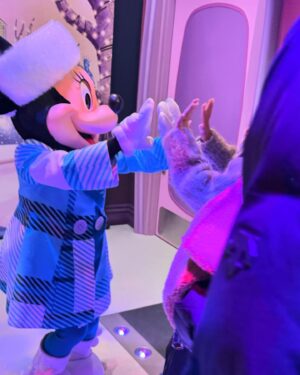 Mina Ōba Instagram - ディズニーランドとシーの思い出🐭
　
生ミニーちゃん激かわ。緊張した。
待機列も👶🏻ばっかで激かわ。
寒くてシェリーメイマフラーに助けられた。
レストランでフレンチに遭遇。(フレンチ苦手)
初めて美女と野獣乗れた🌛
記念にスペースマウンテン乗って気絶寸前。
2日間ポップコーンのコンプ目指して食べ過ぎる。
いくつになってもディズニー楽しい🎄