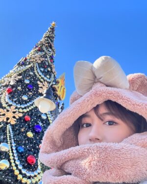 Mina Ōba Instagram - ディズニーランドとシーの思い出🐭
　
生ミニーちゃん激かわ。緊張した。
待機列も👶🏻ばっかで激かわ。
寒くてシェリーメイマフラーに助けられた。
レストランでフレンチに遭遇。(フレンチ苦手)
初めて美女と野獣乗れた🌛
記念にスペースマウンテン乗って気絶寸前。
2日間ポップコーンのコンプ目指して食べ過ぎる。
いくつになってもディズニー楽しい🎄