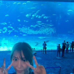 Mina Ōba Instagram - 沖縄の思い出たち🐋
　
かおたんが沖縄に絶品のピザ屋さんと
アセロラジュース屋さんがあるって
ずっと前から言ってたので教えてもらいました🤝🏻
　
ピザ屋さんは定休日だったので🍕
アセロラジュース屋さんに🥤
　
めっちゃくちゃ美味しくて
やっぱりさすがだなぁ、って思って
かおたんに写真と共に御礼したら
『ごめん、そこ私が行ったお店じゃない』って🥹
思いっきり勘違いして違うお店のURL送ったらしく
全く知らないお店を勧められてました。笑
でもとっても美味しかったので
逆にかおたんにおすすめしておきました🍒
　
ずっと行きたかった美ら海水族館も行けて
斎場御嶽(かおたんのおすすめ)も行けて大満足⭕️
　
ゴルフはあいにくの雨だったけど楽しかった🏌️‍♀️
　
いつかかおたんおすすめの
ピザ屋さんとアセロラジュースを
堪能しにまた沖縄行きたい🫶🏻