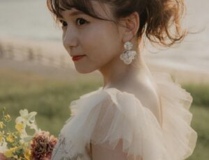 Mina Ōba Instagram - フォトウエディングは
ずっと憧れていた @mythel__ さん🪡
　
youtubeやInstagramで
@mythel__ さんが撮った作品がすごく好きで
今回撮っていただきました😌✨
　
フォト撮影と
式のオープニングムービーを依頼したのですが
とっても素敵でお気に入りなのでまた載せます🕊️
　
撮りたいイメージぼんやりだったけど
そのぼんやりを上手く汲み取って頂いて全任せしていたら…
びっくりするくらい素敵な出来上がりになりました。
撮影クルーも皆さん楽しくて最高でした✨
　
ドレスフィッティングで
かわいいドレスを提案してもらったのですが
背中のチャックが閉まらなかったので
夏にダイエットしました😇無事着れたてよかった😇
　
記念のフォトウエディングを
@mythel__ さんに撮っていただけて幸せです☺️
本当にありがとうございました🤍

photo / movie @mythel__ 
hair&make @kumiko_makeup_hi
　
#photowedding #フォトウエディング福岡