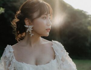 Mina Ōba Instagram - フォトウエディングは
ずっと憧れていた @mythel__ さん🪡
　
youtubeやInstagramで
@mythel__ さんが撮った作品がすごく好きで
今回撮っていただきました😌✨
　
フォト撮影と
式のオープニングムービーを依頼したのですが
とっても素敵でお気に入りなのでまた載せます🕊️
　
撮りたいイメージぼんやりだったけど
そのぼんやりを上手く汲み取って頂いて全任せしていたら…
びっくりするくらい素敵な出来上がりになりました。
撮影クルーも皆さん楽しくて最高でした✨
　
ドレスフィッティングで
かわいいドレスを提案してもらったのですが
背中のチャックが閉まらなかったので
夏にダイエットしました😇無事着れたてよかった😇
　
記念のフォトウエディングを
@mythel__ さんに撮っていただけて幸せです☺️
本当にありがとうございました🤍

photo / movie @mythel__ 
hair&make @kumiko_makeup_hi
　
#photowedding #フォトウエディング福岡