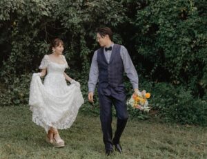 Mina Ōba Instagram - フォトウエディングは
ずっと憧れていた @mythel__ さん🪡
　
youtubeやInstagramで
@mythel__ さんが撮った作品がすごく好きで
今回撮っていただきました😌✨
　
フォト撮影と
式のオープニングムービーを依頼したのですが
とっても素敵でお気に入りなのでまた載せます🕊️
　
撮りたいイメージぼんやりだったけど
そのぼんやりを上手く汲み取って頂いて全任せしていたら…
びっくりするくらい素敵な出来上がりになりました。
撮影クルーも皆さん楽しくて最高でした✨
　
ドレスフィッティングで
かわいいドレスを提案してもらったのですが
背中のチャックが閉まらなかったので
夏にダイエットしました😇無事着れたてよかった😇
　
記念のフォトウエディングを
@mythel__ さんに撮っていただけて幸せです☺️
本当にありがとうございました🤍

photo / movie @mythel__ 
hair&make @kumiko_makeup_hi
　
#photowedding #フォトウエディング福岡