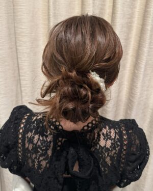 Mina Ōba Instagram - @eve.sayo さんに
リタッチとヘアセットしてもらいました😌🎄
　
似合うパーティーヘアーがわからず
提案してもらって素敵な感じになった！
ありがとうございます😌👏🏻🤍

@littlelink.fukuoka
